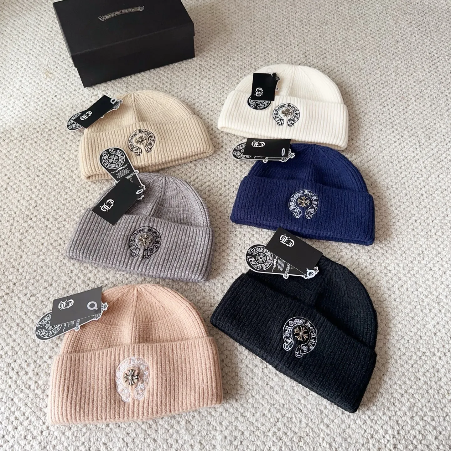 💰60 Crow Heart Autumn and Winter Wool Knitted Beanie This must be a favorite of minimalism. It is clean, neat, fashionable and versatile, and will definitely not be picky about your face shape! A fashionable classic that lasts forever! Fashionable black and white can be purchased together!